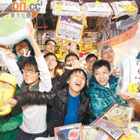 香港鄧鏡波書院年宵攤檔內貨品將減價促銷。