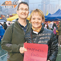 外籍夫婦John與Lyn：「做人最緊要開心及健康，未來一年恭祝所有香港人開心快樂、身體健康。」