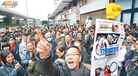 示威者展示《東方日報》有關孔慶東的報道，又帶領在場人士叫喊口號。（伍鎮業攝）
