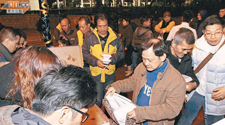 數百名深水埗區的露宿者昨晚獲派發薄餅及燒味飯盒。（翁志偉攝）