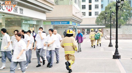 近四十名會所職員被疏散到平台花園。(黃家豪攝)