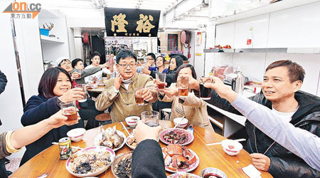 裕隆海味店老闆及員工聚首一堂吃開年飯，充滿喜慶。（蔡綺琳攝）