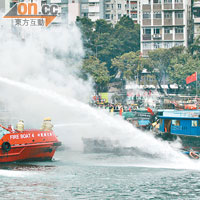 起火木排疑被消防輪強力射水推向漁船。(馬竟峰攝)