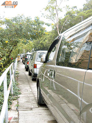南山邨一段行人路於大年初一被違泊車輛攻陷，卻未見有警員巡查。