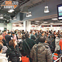 大批旅客昨日等候乘搭經典號前往其他目的地。
