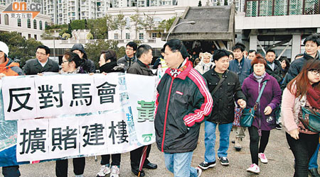 約十名火炭居民遊行反對馬會在沙田馬場外興建辦公大樓。（何天成攝）