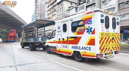 運送心臟病發病人的救護車與貨車相撞，停在現場接受警方調查。（曾志恒攝）