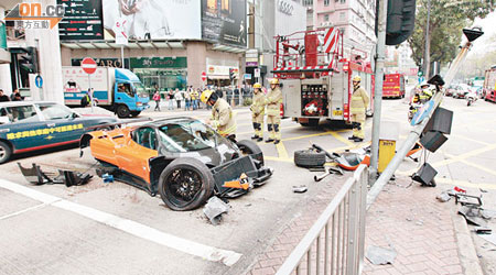 「幽靈之子」跑車撞樹撼交通燈後嚴重損毀。（林少兒攝）