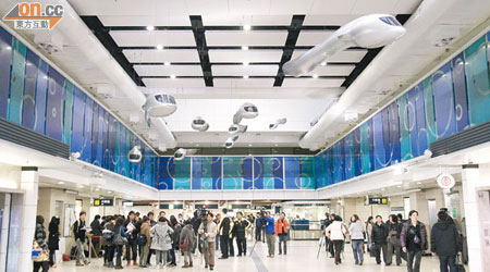 旺角東站美化工程經已完成，站內加入了巨型蝌蚪藝術品裝置，乘客如置身海洋。（高嘉業攝）