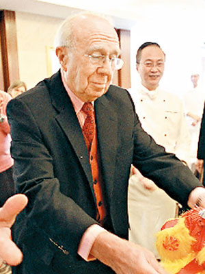 前布政司鍾逸傑（左）是九龍會的創會主席，近年亦有參加該會的活動。（互聯網）
