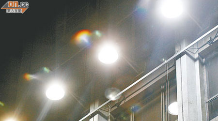 政府正研究規管廣告燈光晚上的照明時間，減低光污染。（資料圖片）