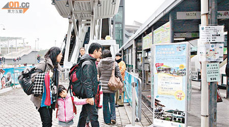 旅客「摸門釘」<br>有旅客到站後始知昂坪纜車停駛。（李子強攝）