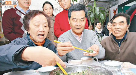 梁振英（中）落區與基層市民一同包豬肉餃子，手勢純熟。（何天成攝）