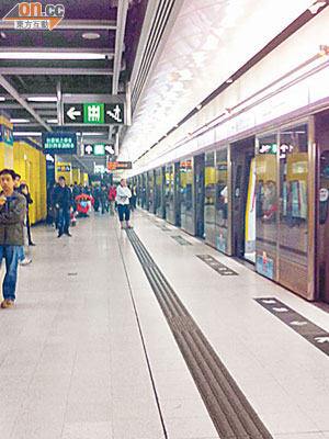 列車駛至油塘站時冒煙，所有乘客需離開車廂。（讀者提供）