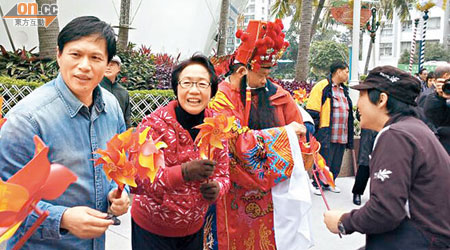 陳婉嫻（左二）帶住周聯僑（左一）落黃埔宣傳，人氣明顯高一截。