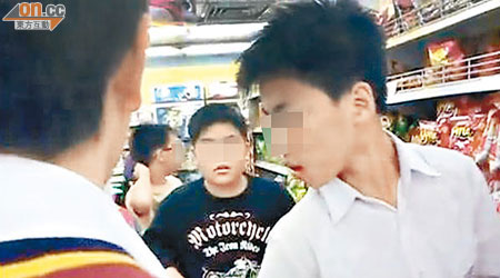 穿黑色上衣的男童在超市被數名初中男生攔截。