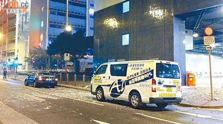 石屎雨擊中途經興發街兩車，車身損毀。