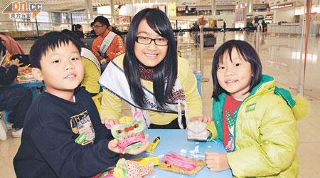 嘉淇教授小朋友製作手工藝，並宣揚中國傳統文化。