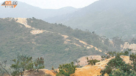 下白泥山頭經日積月累，開出不少越野車賽道。