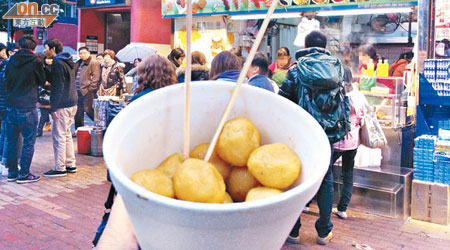 旺角有街頭小食店以「碗裝」出售咖喱魚蛋。