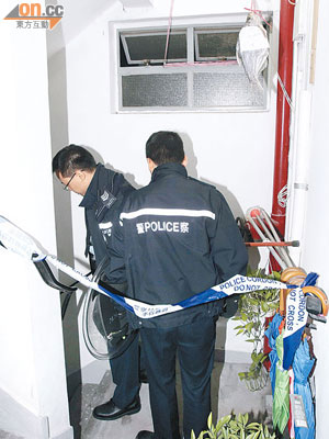 警員封鎖單位門口蒐證。