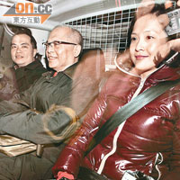 甘琨禮（中）與兒子甘連宏（左）及女兒甘蕎因（右）昨一同乘車離開。