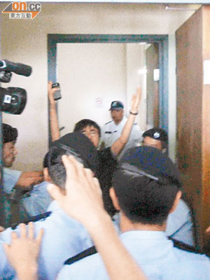 警方當日把企圖到陸佑堂示威的李成康推進後樓梯。
