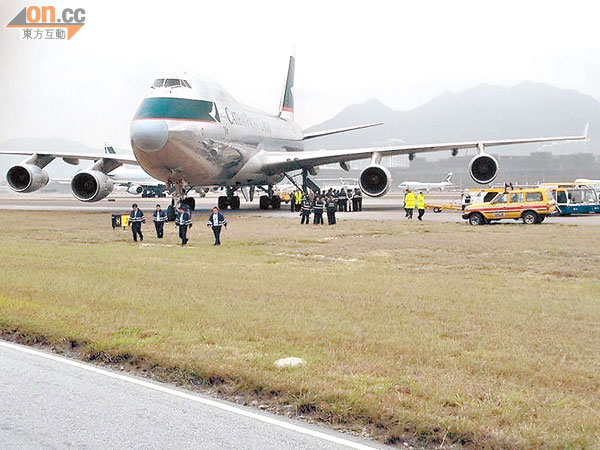 國泰機窗空中爆裂   安全折返 0204-00176-011b1