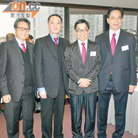 副會長徐炳光（左起）、吳永嘉、李秀恒及廠商會行政總裁梁世華，祝願港商龍年行運一條龍。