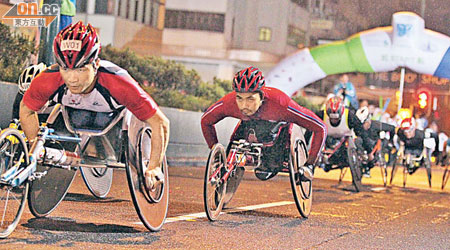 輪椅馬拉松的參賽者在上斜賽道展示堅毅的能力。