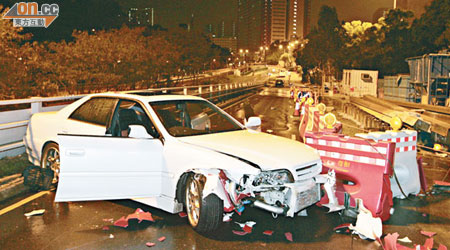 私家車車頭毀爛，橫亘路中。