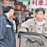 涉案的士司機（右）向警員講述事件。