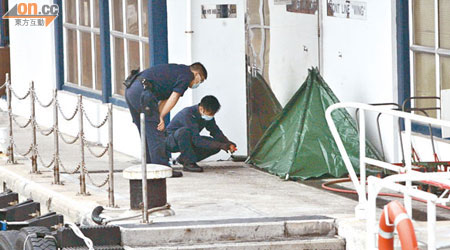 警方在西灣河水警基地調查撈起的女浮屍。（王譯揚攝）