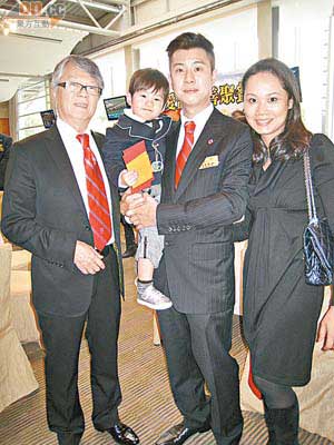 博愛盃籌委會主席吳俊華（左一）與袁振寧（右二）一家三口開心合照。