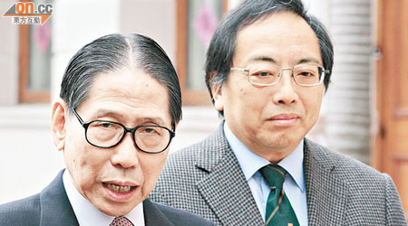 梁智鴻（左）拒絕回應百周年慶典是否為李克強而加插的活動，只稱慶典是校慶活動之一。（陳德賢攝）