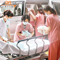 曾有雙非孕婦乘七人車趕到醫院分娩前，已待不及在車上產子。