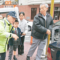 受傷主僕協助警員調查。（左錦鴻攝）