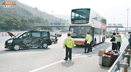 七人車與龍運巴士相撞後，左邊車身嚴重損毀。（曾紹良攝）