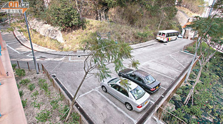掘頭路被闢作停車場，劃成廿個車位。