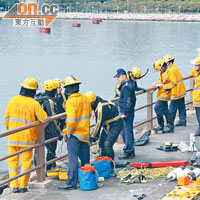 消防蛙人在荃灣海濱公園海旁潛水搜索。