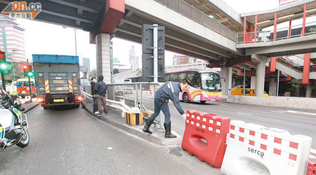 過路男子被貨車撞倒位置，就在行人天橋底。（胡德威攝）