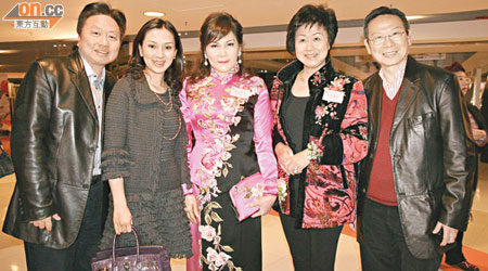 鄧鉅明（左起）、鄧太、蔡李惠莉、朱太及鐘錶業總會主席朱繼陶新春喜相逢。