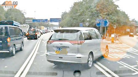 中港七人車連切兩條雙白線，差點導致尾隨車輛追撞。