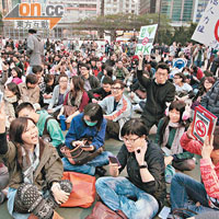 約五百名市民日前在維多利亞公園集會及遊行，抗議港府推行自駕遊政策。