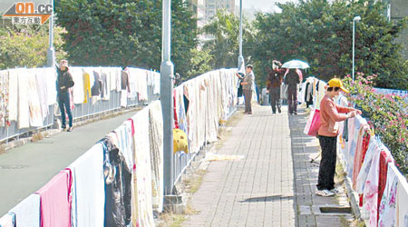 天影路近天恆邨行人天橋欄杆滿布晾曬衣物，仍有人不放過任何一吋空間。