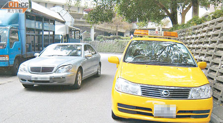 路政署外判公司車輛（右）違泊，被指其身不正。