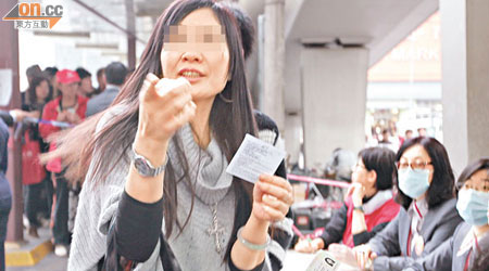 有市民輪候多時，終獲得一張俗稱籌的單鈔購貨憑證。
