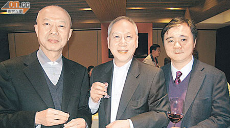 李德麟（中）、常務副會長詹耀良（左）及青委車弘健（右），兩代一起攜手推動浙聯會務。（余素月攝）