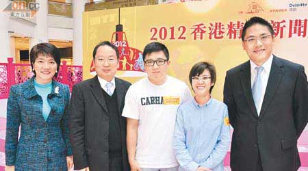 陳仲尼（左二）與梁宏正（右一）呼籲市民踴躍提名傑出港人，兩位香港精神大使黃榮新（中）、梁欣欣（右二）及評審蘇麗珍（左一）都讚好。（徐家浩攝）
