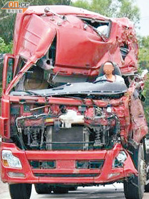 被稱為「車堅強」的拖頭在內地道路行駛。